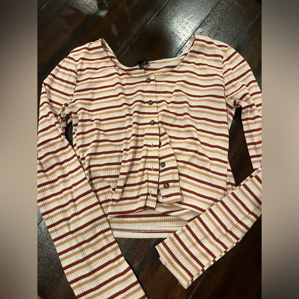 Justify brand, semi-cropped, long sleeve